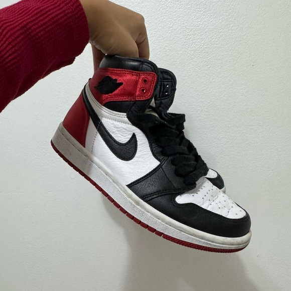 Air Jordan 1 Retro High OG "Satin Black Toe" - Picture 1 of 5